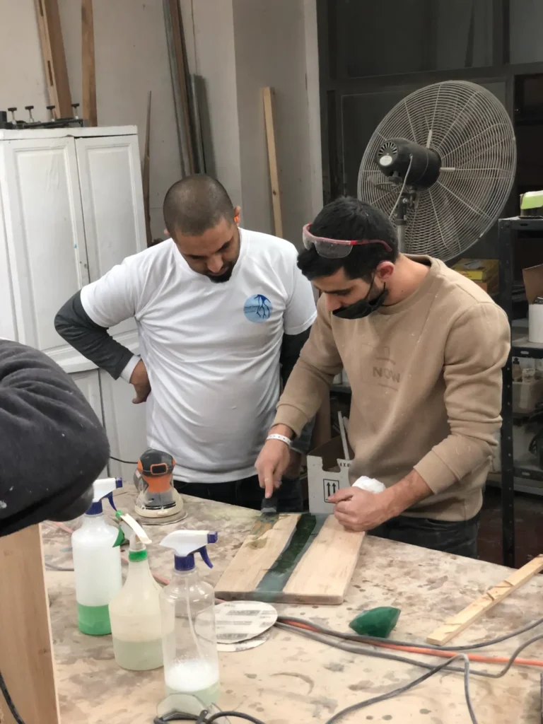 2 אנשים עובדים על עץ