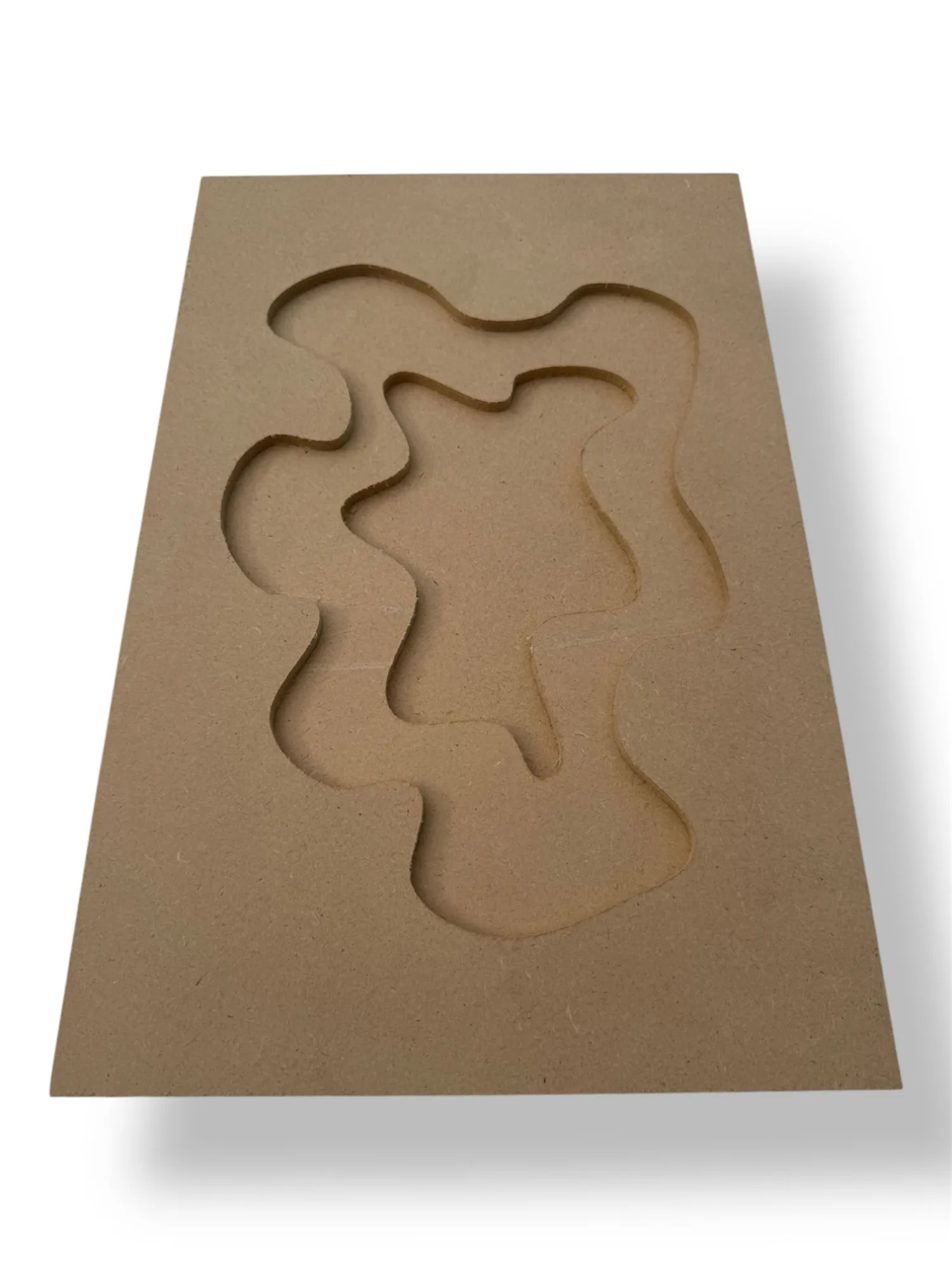 לוח MDF עם חיתוך מעוגל, מוכן ליציקות אפוקסי יצירתיות. מתאים לסדנאות אפוקסי.