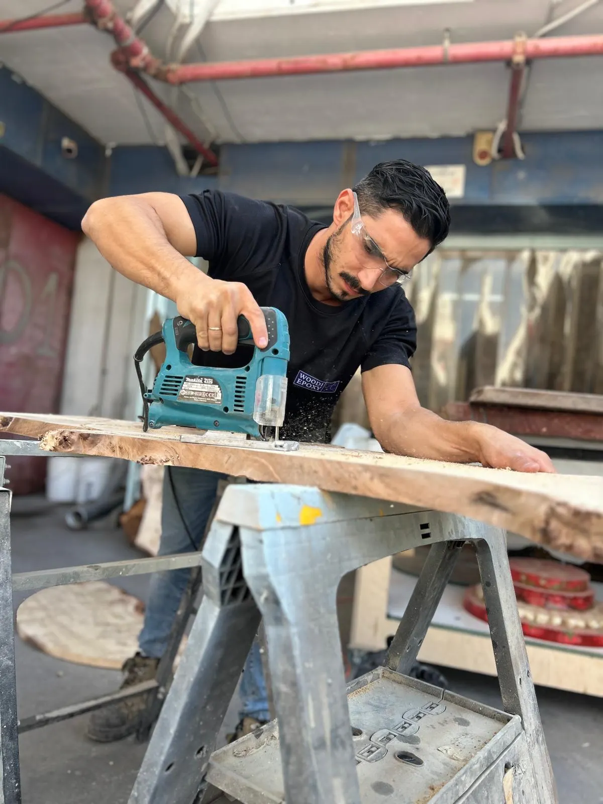 עבודה על פרויקט עץ בנגרייה של וודי אפוקסי בראשון לציון